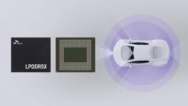 ASIL-D 제품 인증을 획득한 SK하이닉스 LPDDR5X(왼쪽). SK하이닉스 제공