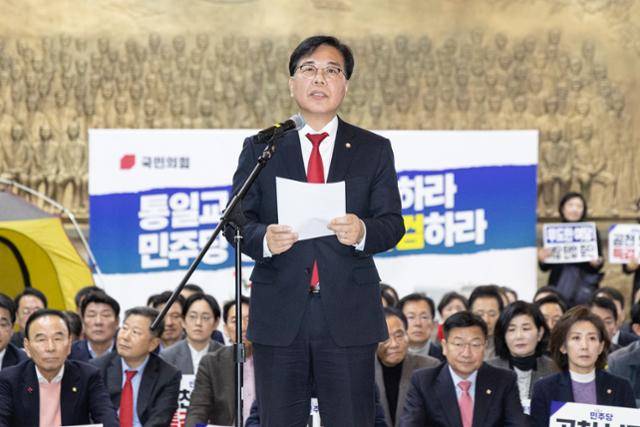 송언석 국민의힘 원내대표가 19일 서울 여의도 국회 로텐더홀에서 열린 통일교 게이트·더불어민주당 공천뇌물 특검 촉구 규탄대회에서 발언하고 있다. 뉴스1