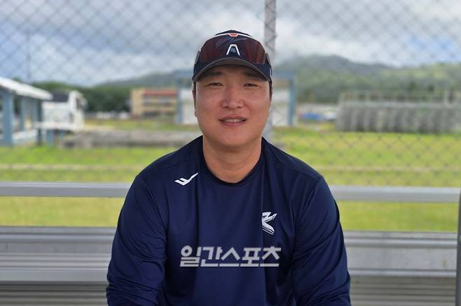 15일 사이판 올레아이 스포츠콤플렉스에서 열린 대표팀 전지훈련 현장에서 만난 이진영 코치. 사이판=윤승재 기자