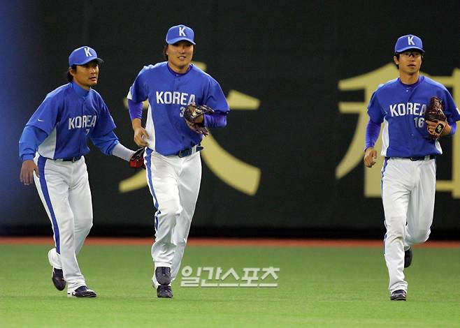 2006년 3월 5일 일본 도쿄 도쿄돔에서 벌어진 WBC 한국과 일본의 경기에서 4회말 2사 만루서 니시오카의 우익선상을 빠질 듯한 타구를 멋진 다이빙 캐치로 잡아낸 이진영(가운데)을 이종범이 격려하며 더그아웃으로 돌아오고 있다. [사진=연합뉴스]