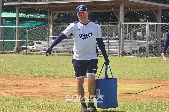 15일 사이판 올레아이 스포츠콤플렉스에서 선수들이 훈련에 사용할 공을 직접 운반하는 이진영 타격코치. 사이판=윤승재 기자