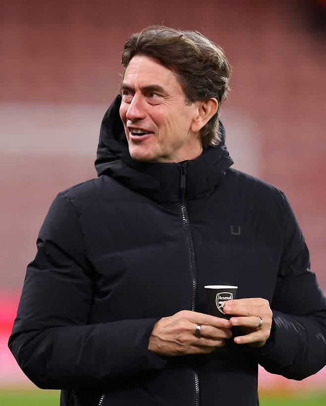 프랭크 토트넘 감독이 8일 본머스와의 원정경기를 앞두고 아스널 종이컵을 들고 등장해 현지에서 논란이 됐다. 사진=블리처 리포트 SNS