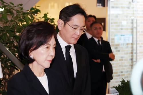 홍라희 리움미술관 명예관장과 이재용 삼성전자 회장. 연합뉴스