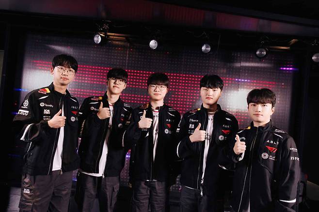 2026 LCK컵 1주 차에서 2연승을 기록한 T1 선수들. 라이엇 게임즈 제공