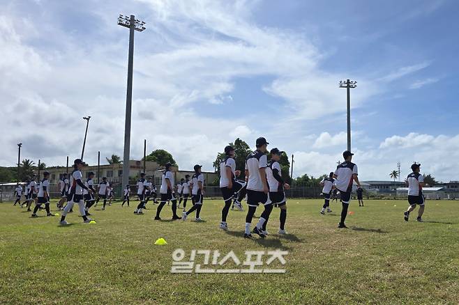 10일 사이판 올레아이 스포츠 콤플렉스에서 훈련 중인 야구 대표팀 선수들. 사이판=윤승재 기자