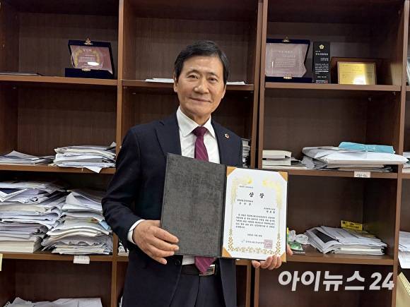 박종율 의원이 매니페스토 약속대상 공약이행 부문 우수상을 들고 기념촬영을 하고 있다. [사진=정예진 기자]
