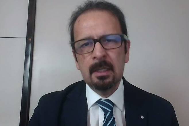 화상 인터뷰 중인 마흐무드 아미리 모그하담 이란인권(IHR) 대표. [사진 줌(Zoom) 캡처]