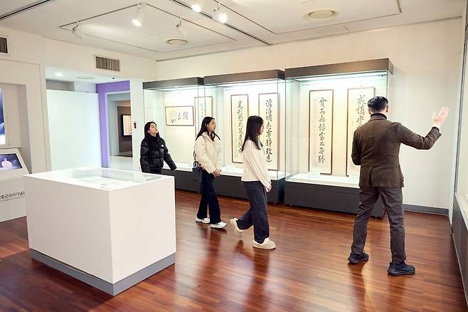 안중근의사기념관에서는 안중근 의사가 뤼순 옥중에서 순국하기 직전까지 남긴 여러 유묵도 살펴볼 수 있다.