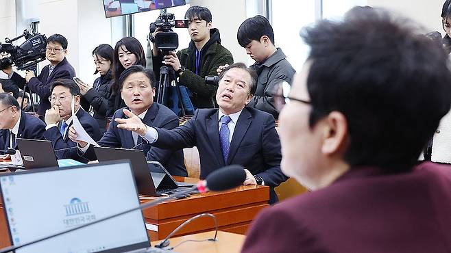 정태호 더불어민주당 간사와 김영진 의원이 19일 서울 여의도 국회에서 열린 재정경제기획위원회 전체회의에서 이혜훈 기획예산처 장관 인사청문회와 관련해 임이자 위원장에게 항의하고 있다. 뉴스1