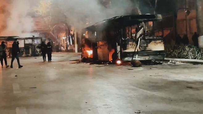 지난 8~9일(현지시간) 이란 테헤란에서 반정부 시위 도중 전소한 버스. 사진 X캡처