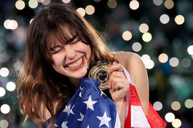 지난 6일 일본에서 열린 피겨 그랑프리 파이널 여자 싱글 우승 후 활짝 웃는 알리사 리우. AFP=연합뉴스AFP=연합뉴스