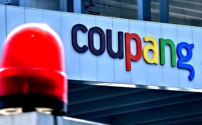 대규모 개인정보 유출 사태를 일으킨 쿠팡을 대상으로 공정거래위원회가 13일 대규모 현장조사에 착수한 가운데 대전의 한 쿠팡 물류센터에 긴장감이 감돌고 있다. 김성태 객원기자