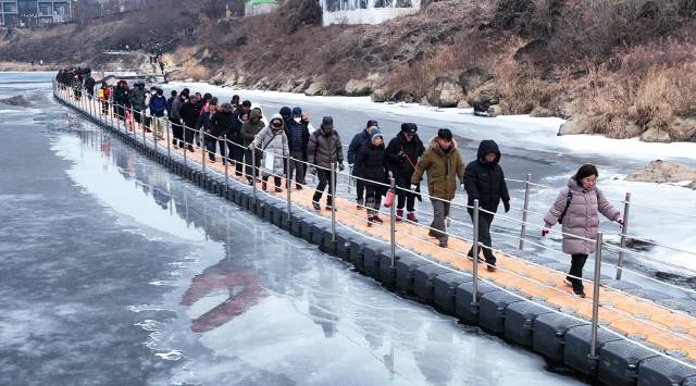 ▲ 17일 개막한 철원한탄강 얼음트레킹 축제에 참가한 관광객들이 직탕폭포를 출발해 순담까지 이어지는 8.5㎞구간을 걷고 있다.