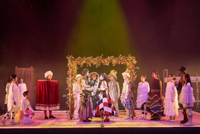 ▲ 국립청년극단이 선보인 연극 ‘미녀와 야수’가 16~17일 춘천문화예술회관에서 관객과 만났다.