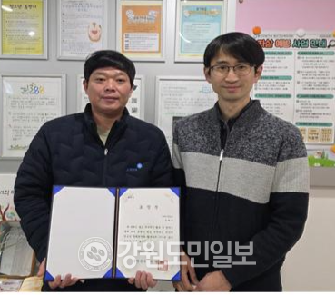 ▲ 청소년들의 건강한 식생활을 지원한 제이엠알오 정혜선 대표가 유공자 표창을 받고 있다.