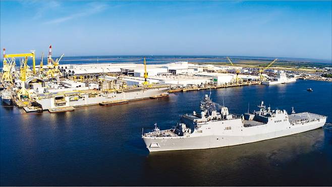 미국 해군 군함이 헌팅턴잉걸스인더스트리의 미시시피 파스카굴라 조선소 앞 바다를 지나가고 있다.  헌팅턴잉걸스인더스트리 제공