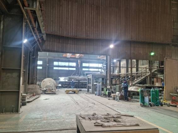 신라금속 직원들이 9일 부산 송정동 본사 공장에서 선박용 프로펠러 연마작업을 하고 있다. / 박진우 기자