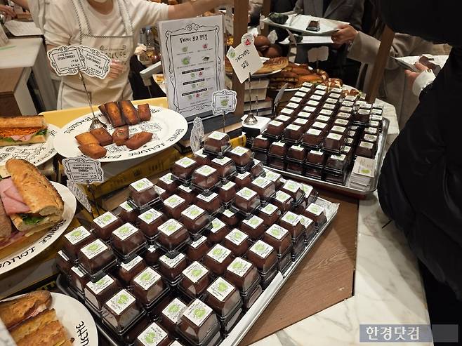 지난 18일 오후 서울 강남의 한 백화점 지하 디저트 전문관 내 두바이쫀득쿠키(두쫀쿠)를 판매하는 매장에 두쫀쿠가 진열돼 있다. 사진=김대영 기자