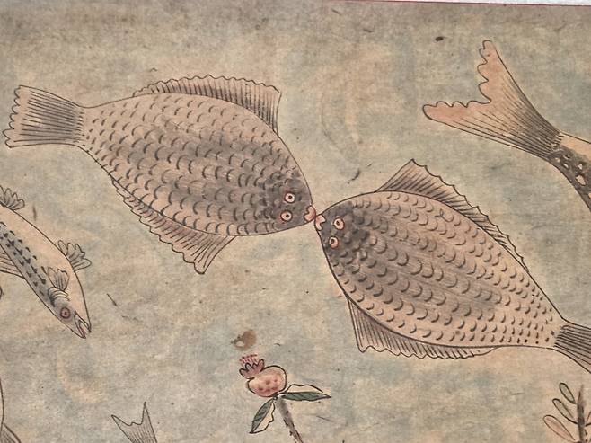 물고기들이 입을 맞추는 그림. 물고기는 알을 많이 낳아 다산을 상징한다.