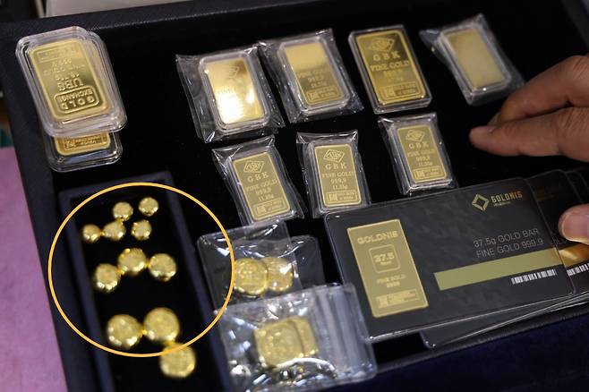 서울 종로구 한 금은방에 미니 골드바와 콩알금을 포함한 금 제품들이 진열돼 있다. 사진=연합뉴스