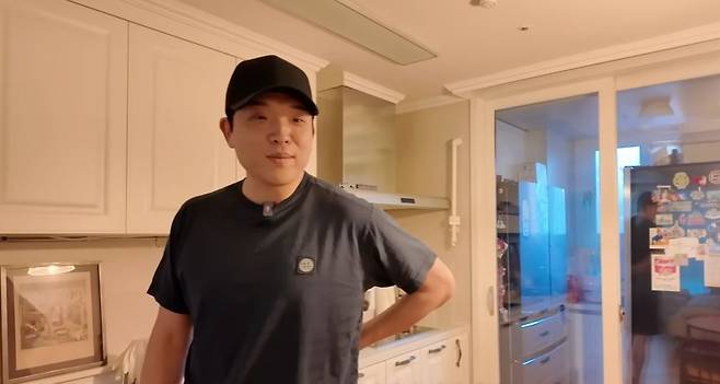 서울 성동구 소재 자택을 공개한 안성재 셰프 모습. 안성재 셰프 유튜브 영상 갈무리.