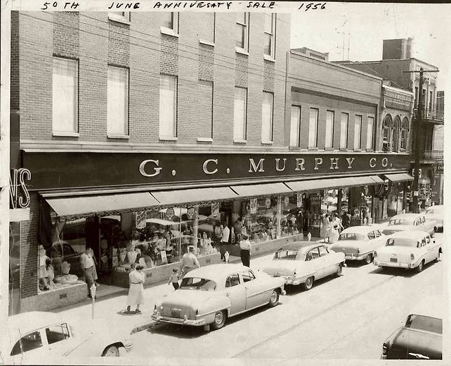 1950년대 미국 펜실베니아주 샬러로이의 풍경. 과거 유리·석탄산업으로 호황을 누렸던 이 도시는 한때 ‘매직 시티’라는 별명으로 불렸다.