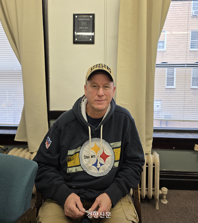 지난 12일(현지시간) 미국 펜실베니아주의 러스트벨트 소도시인 샬러로이의 조 매닝 행정책임자가 경향신문과 인터뷰를 하고 있다. 샬러로이 | 정유진 특파원