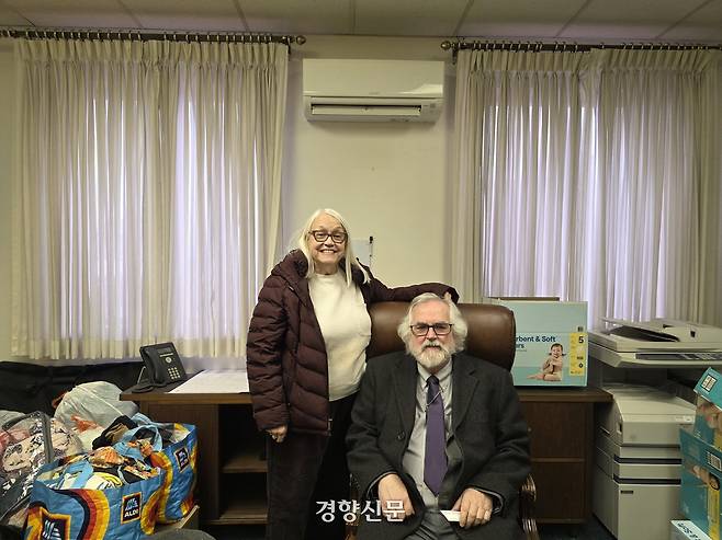 지난 11일(현지시간) 미국 펜실베니아주의 러스트벨트 소도시인 샬러로이에 있는 제일연합감리교회의 랜디 오드 목사와 메리 오드 사모가 경향신문과 인터뷰 후 사진을 위해 포즈를 취하고 있다. 이들 옆에는 이민자 가정에게 전달할 기저귀가 쌓여 있다. 샬러로이 | 정유진 특파원