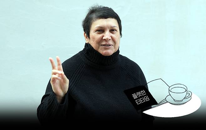 이란에서 귀화한 박씨마 목사가 지난 15일 서울 서대문구 연희동의 한 카페에서 이란 반정부 시위의 상징을 언급하며 승리(Victory)를 뜻하는 ‘V’를 들어보이고 있다. 서성일 선임기자