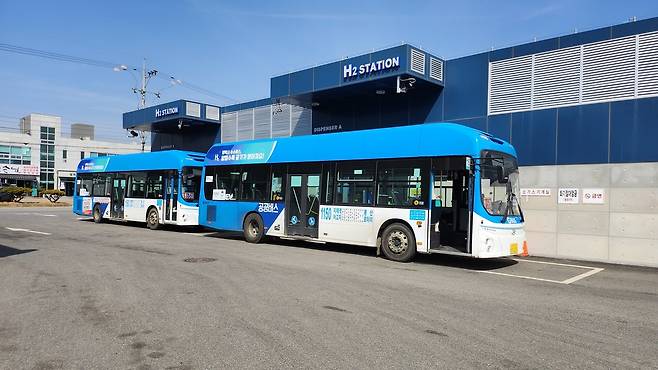 수소 충전소에서 충전 중인 버스. 경기도 제공