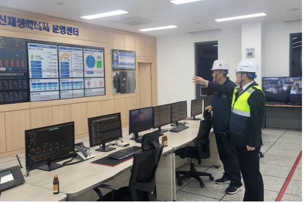 남부발전 윤상옥 재생에너지전무(오른쪽)가 지난 16일 솔라시도 태양광 발전소를 찾아 신재생에너지 운영센터를 점검하고 있다.한국남부발전 제공