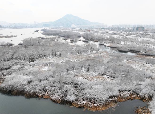 Snow covers areas near the Soyang River in Chuncheon, Gangwon Province, on Monday. (Yonhap)