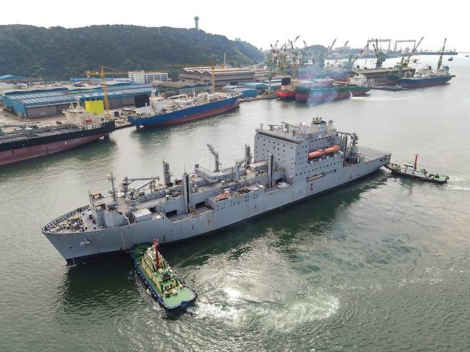 The USNS Alan Shepard of the US 7th Fleet enters port in Ulsan. (HD Hyundai)