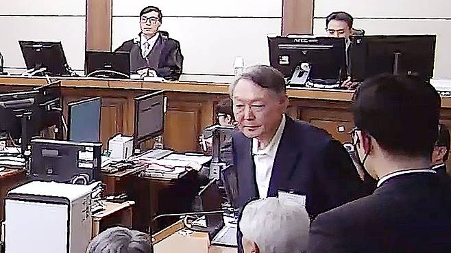 Former President Yoon Suk Yeol leaves the Seoul Central District Court in Seocho District, Seoul, on the afternoon of Jan. 16 after being sentenced to five years in prison in a first-instance ruling on charges including obstructing an arrest and infringing on Cabinet members’ right to deliberation. [SCREEN CAPTURE FROM VIDEO PROVIDED BY SEOUL CENTRAL DISTRICT COURT]