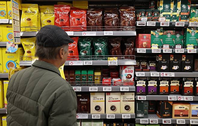 A shopper looks around shelves of coffee beans at a large supermarket in Seoul on Jan. 6. [NEWS1]