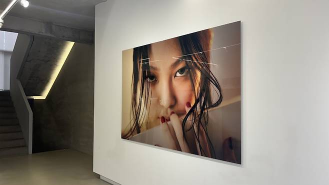 Photos are displayed on the second floor of singer Jennie’s first photo exhibition, "J2NNI5," at Youthquake in Jongno District, central Seoul, on Jan. 16, the opening day of the two-week exhibition. The show features images taken when Jennie was 25 and runs through Jan. 29 to mark her 30th birthday. [KIM MYEONG-JI]