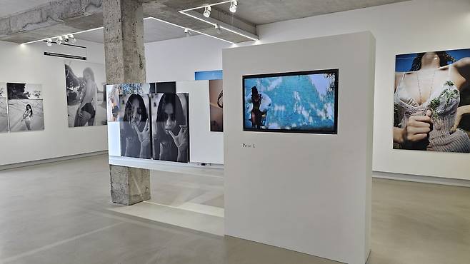 Pictured is the second floor of singer Jennie’s first photo exhibition, "J2NNI5," at Youthquake in Jongno District, central Seoul, on Jan. 16, the opening day of the two-week exhibition. The show features images taken when Jennie was 25 and runs through Jan. 29 to mark her 30th birthday. [SHIN HA-NEE]