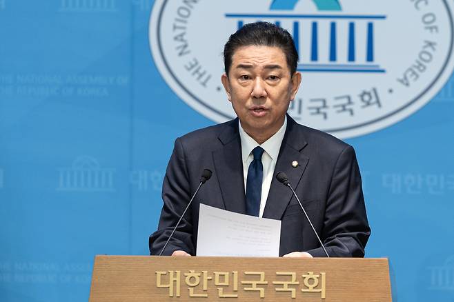Former Democratic Party floor leader Kim Byung-kee speaks during a press conference at the National Assembly in Yeouido, western Seoul on Jan. 19. [NEWS1]