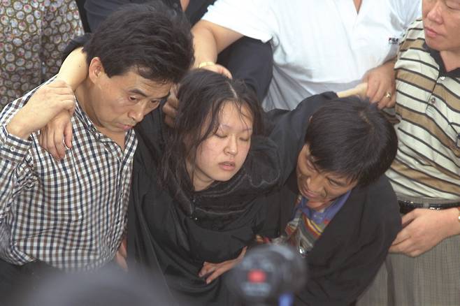 Police drag Jeon Hyeon-ju, the kidnapper and killer of Park Na-ri, 8, to Seocho Police Station in southern Seoul on Sept. 12, 1997.[JOONANG ILBO]