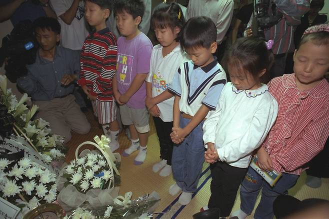 Friends of 8-year-old Park Na-ri pay silent tribute during her funeral at a hospital in Seoul on Sept. 13, 1997. [JOONANG ILBO]