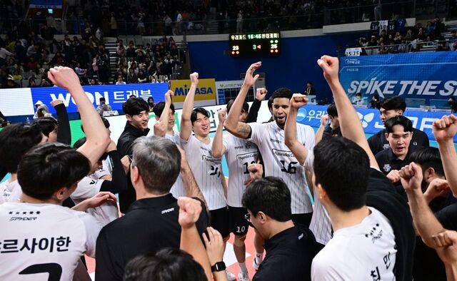 현대캐피탈 선수단이 18일 서울 장충체육관에서 열린 2025-2026 V리그 남자부 우리카드와의 원정 경기에서 승리한 뒤, 코트에 모여 기뻐하고 있다. 한국배구연맹(KOVO) 제공