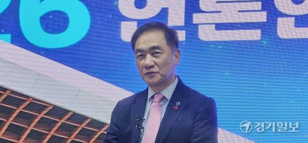 19일 오후 평택시청 대회의실에서 열린 ‘2026 병오년 언론인과의 신년간담회’에서 정장선 시장이 질의 응답을 진행하고 있다. 윤동현기자