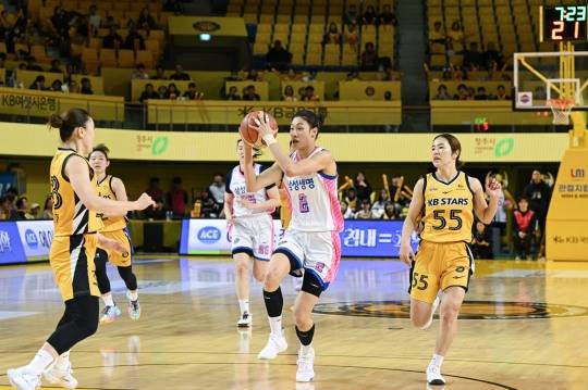 '이해란 23점+윤예빈 22점' 삼성생명, KB 꺾고 3연패 마침표