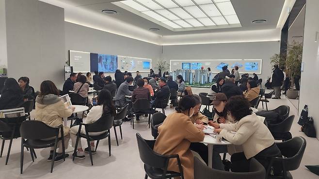 지난해 11월 경기 평택시 ‘브레인시티 푸르지오’ 견본주택에 방문객이 몰려 상담을 받고 있다. 대우건설