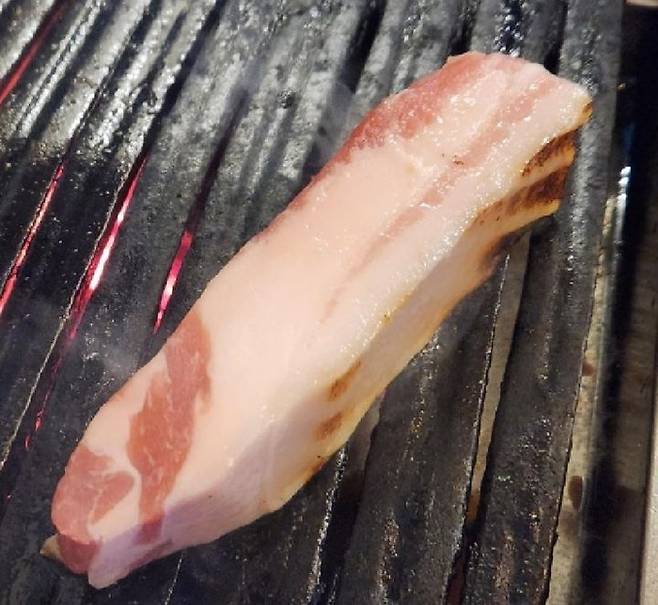 대구의 한 식당에서 주문한 뒤 나온 삼겹살. 살코기 부분이 거의 없고, 비곗살이 가득한 모습이다. [온라인 커뮤니티 캡처]