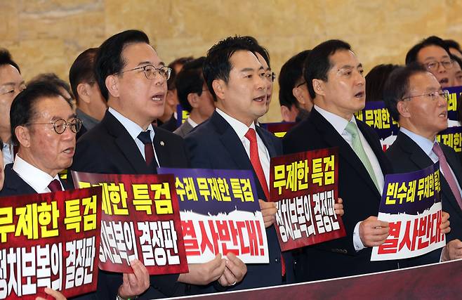 국민의힘 장동혁 대표와 송언석 원내대표를 비롯한 의원들이 지난 15일 본회의를 앞두고 국회 로텐더홀에서 ‘더불어민주당 2차 종합특검법 강행처리 규탄대회’를 하고 있다. [연합뉴스]