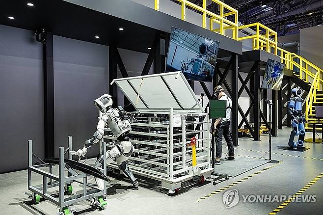 CES 2026 현대차그룹 전시관에서 아틀라스가 자동차 부품을 옮기는 작업을 시연하는 모습. [연합뉴스]