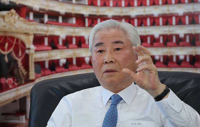 김일곤 대원문화재단 이사장이 집무실 벽을 가득 채운 러시아 볼쇼이 극장 사진 앞에서 매일경제와 인터뷰하고 있다. 이승환 기자