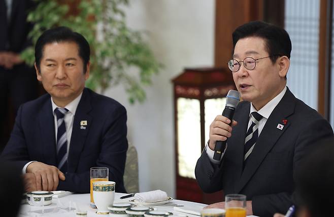 이재명 대통령이 지난 16일 청와대 상춘재에서 열린 정당 지도부 초청 오찬에서 발언하고 있다. 왼쪽은 더불어민주당 정청래 대표. [연합뉴스]