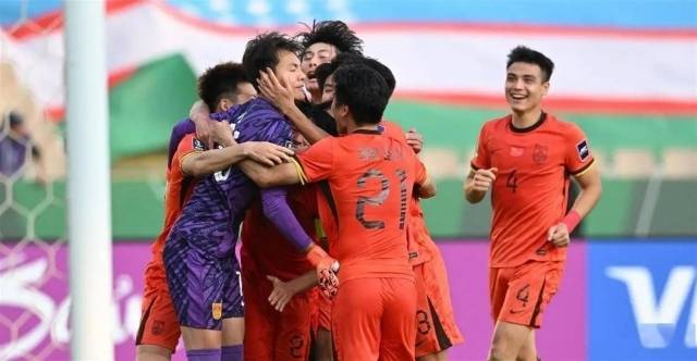 중국 매체 ‘소후닷컴’은 “중국은 4강에서 베트남을 꺾고 결승에 오를 수 있고 나아가 우승까지 꿈꿀 수 있다. 그 중심에는 리하오가 있다. 지금 경기력만 보더라도 충분히 국가대표 주전 골키퍼가 될 수 있다. 앞으로 최소 10년은 책임질 자격이 있다”고 극찬했다. 사진=소후